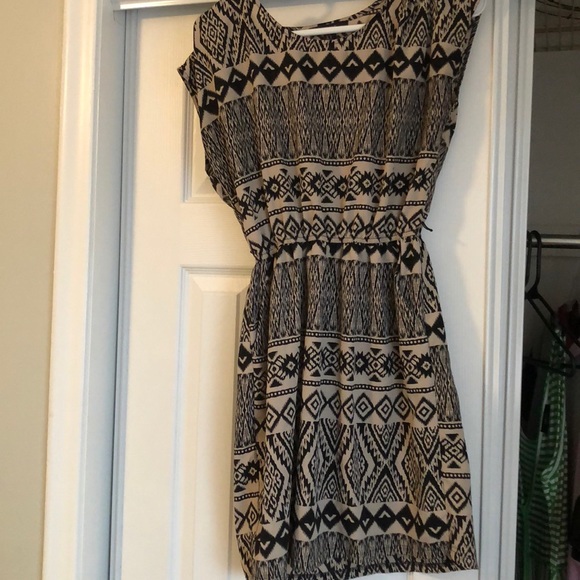 Forever 21 Dresses & Skirts - Black and cream Aztec print dress